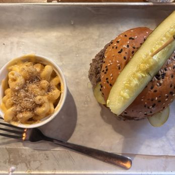 Billy Bones BBQ - Burger with Mac - Barbeque Near Me - Niagara Falls, Ontario