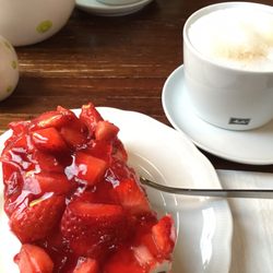 Schweizer Haus Galerie-Café - Erdbeer-Schmand-Kuchen & Milchkaffee