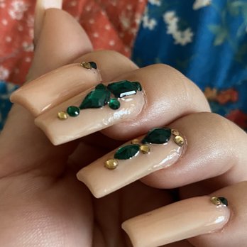 USA Nails and Spa - glue everywhere i contacted the owner for a refund re due or discount - Nail Salons Near Me - Oxnard, California