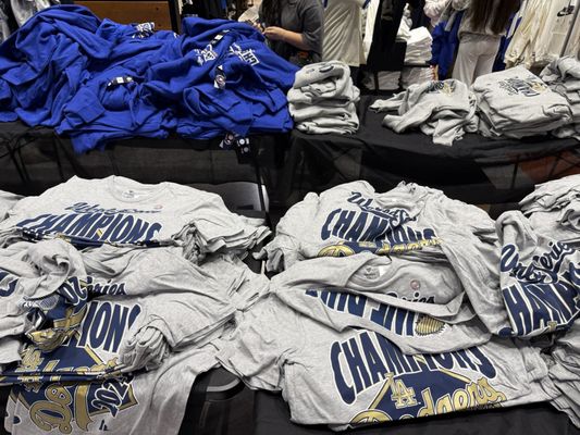 DICK'S Sporting Goods by null