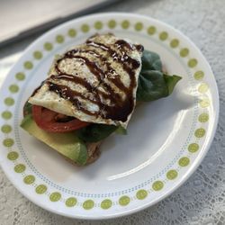 Cafe Latte da - Delicious avocado toast with egg
