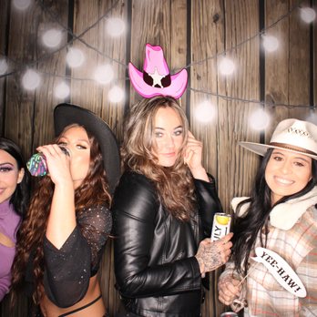 Hitch Pics - Photo Booth Rentals Near Me Hitch Pics - Photo Booth Rentals Near Me