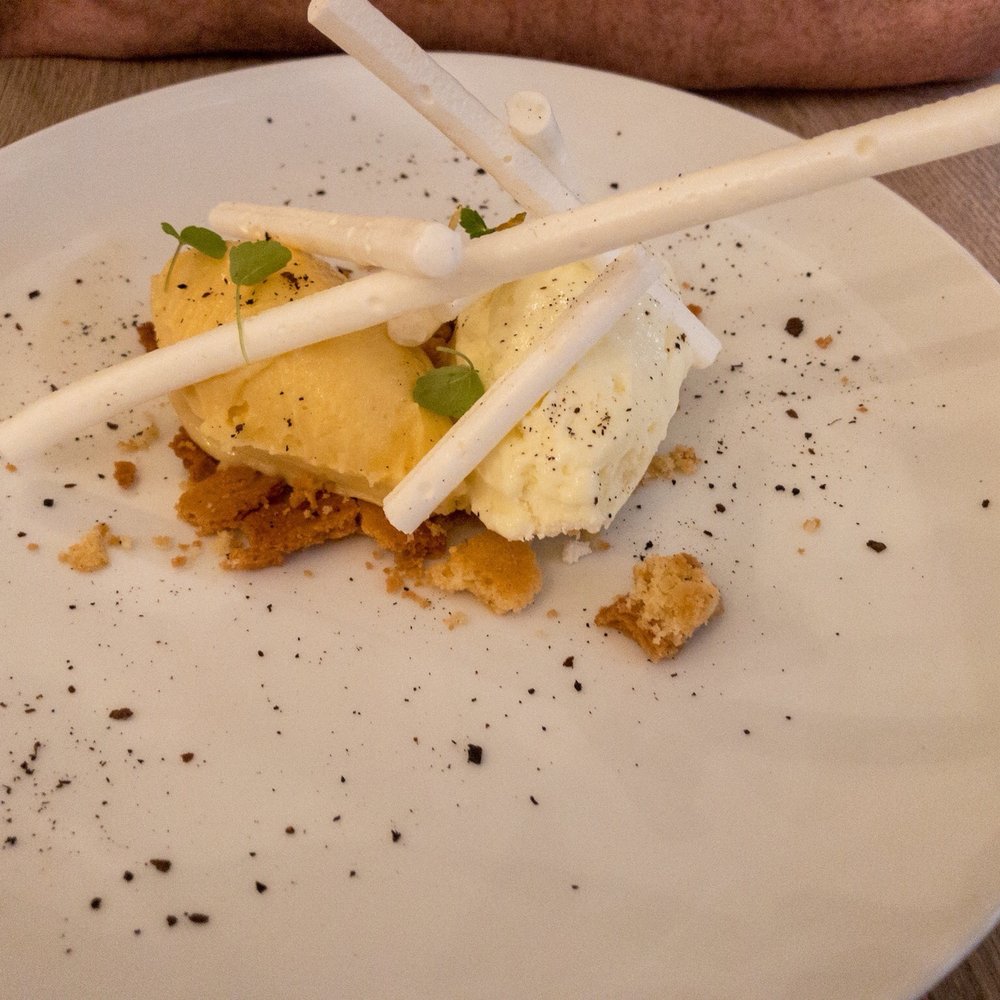 Les Arpents - Lemon tart (on a plain plate) - French Near Me - Amboise, 37