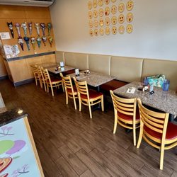 Hoya Grill & Ramen - 10.23.24 table seating with booths in the center