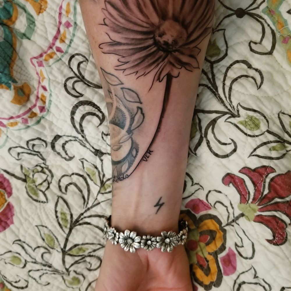 Firing Line Tattoos & Body Piercing - A daisy flower. My mom's name & daughter's initials. - Tattoo Near Me - Tyler, Texas Firing Line Tattoos & Body Piercing - A daisy flower. My mom's name & daughter's initials. - Tattoo Near Me - Tyler, Texas