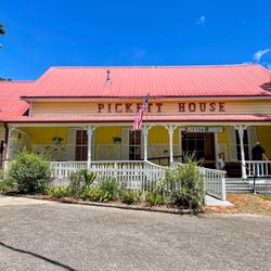 Pickett House - Charming!! Make it a day and tour the museum and walk the nature trail!!