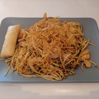 The Wokker Restaurant - Shrimp and chicken chow mein with a spring roll - Cantonese Near Me - Etobicoke, Ontario The Wokker Restaurant - Shrimp and chicken chow mein with a spring roll - Cantonese Near Me - Etobicoke, Ontario