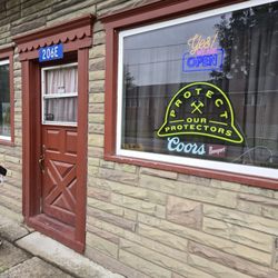 Dave & Ruby’s Oak Grove Tavern - Outside front entrance.