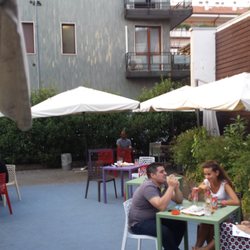 Good Morning Cafè - Parte  esterna.  Piacevole in questo caldo, forse troppo,  settembre 2016