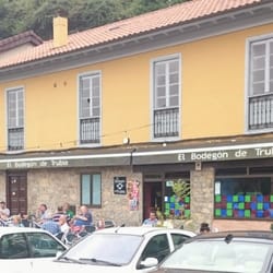 El Bodegón de Trubia - Terraza y entrada