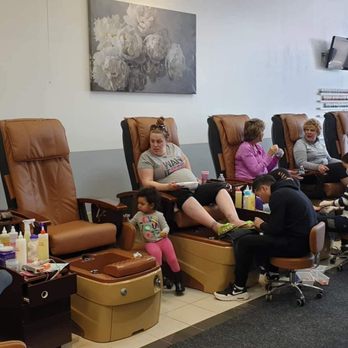 Lavish Nail Spa - Nail Salons Near Me - Holland, Michigan