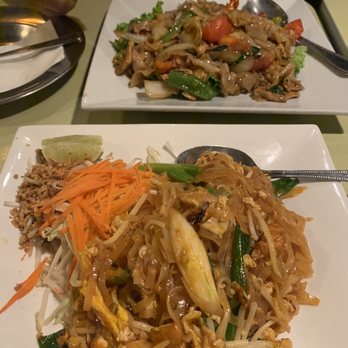 Thai Grata - Pad kee mao chicken and pad Thai chicken - Thai Near Me - San Jose, California Thai Grata - Pad kee mao chicken and pad Thai chicken - Thai Near Me - San Jose, California