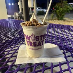 Twistee Treat - Sheldon - Pecan Praline Twirl