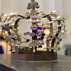 Pretty Eccentric - Crown with accessories