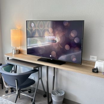 Tru by Hilton Staunton - The workstation with big screen TV - Hotels Near Me - Staunton, Virginia Tru by Hilton Staunton - The workstation with big screen TV - Hotels Near Me - Staunton, Virginia