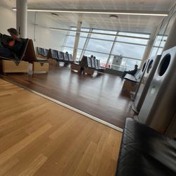 Widerøe - Small seating area here.