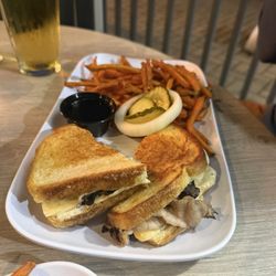 4th Street Bar & Grill - Roast beef w/ sweet potato fries