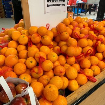 Papas Produce - a display of oranges and apples - Grocery Near Me - Scarborough, Maine Papas Produce - a display of oranges and apples - Grocery Near Me - Scarborough, Maine
