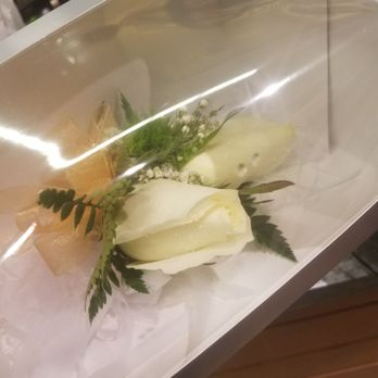 Safeway - white rose corsage - Grocery Near Me - Burke, Virginia
