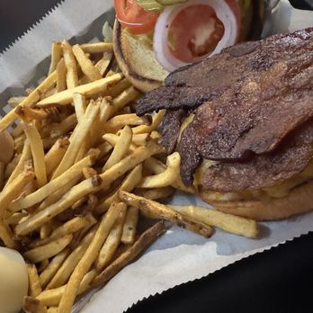 Ali's Bar and Grill - Bacon and Cheese Burger - Sandwiches Near Me - Cincinnati, Ohio