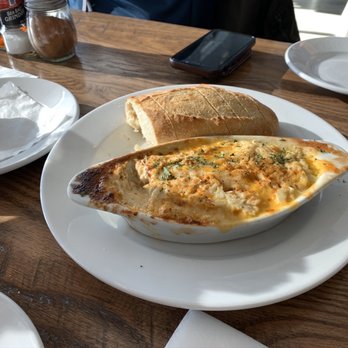 Hudson Coastal - Hot/bubbly Crab dip and bread - Seafood Near Me - Fulton, Maryland