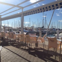Chiringuito Club Nautico - Terrasse im Jachthafen