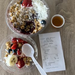 Açaí bowl and receipt of order