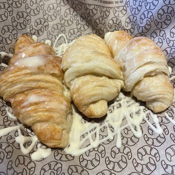 Cheddar's Scratch Kitchen - Honey Butter Croissants - American Near Me - Fayetteville, North Carolina