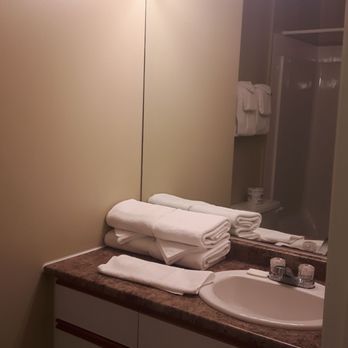 Canadian Rockies Chalets - Clean bathroom and lots of towels - Hotels Near Me - Canmore, Alberta