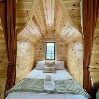 FLX Retreats - Loft bedroom - Vacation Rentals Near Me - Penn Yan, New York FLX Retreats - Loft bedroom - Vacation Rentals Near Me - Penn Yan, New York