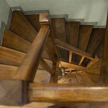 Résidence Clignancourt - Tight stairway (internet pic). - Hotels Near Me - Paris, 75