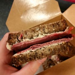 Frichti - Mini-sandwich au pastrami.