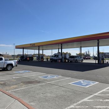 Love's Travel Stop - Gas pumps in front - Convenience Stores Near Me - Bliss, Idaho Love's Travel Stop - Gas pumps in front - Convenience Stores Near Me - Bliss, Idaho