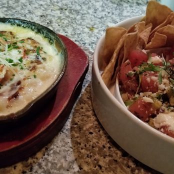 Earls Kitchen + Bar - Lobster mac and cheese and tuna poke - New American Near Me - Somerville, Massachusetts