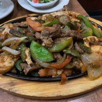 Dos Sisters - Combo fajitas (chicken, steak, & shrimp) - Mexican Near Me - Mt. Juliet, Tennessee