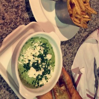 Earls Kitchen + Bar - New American Near Me - Somerville, Massachusetts