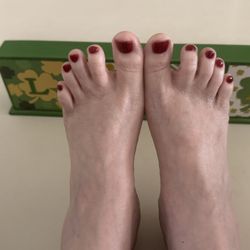 Don't mind my tootsies but the gel color is so pretty.