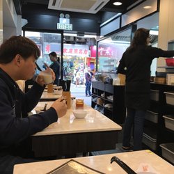 正宗上海生煎皇 - Dining area