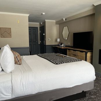 Hotel NoBo Cascade, Tapestry Collection by Hilton - Room with fireplace. - Hotels Near Me - Cascade, Idaho Hotel NoBo Cascade, Tapestry Collection by Hilton - Room with fireplace. - Hotels Near Me - Cascade, Idaho