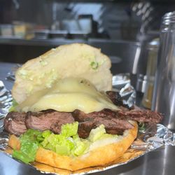 Habibi Food - Arepa con carne al grill