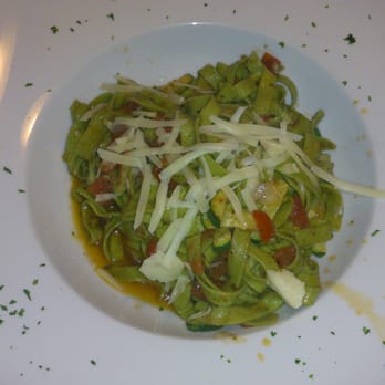 Osteria da Roberto - Tagliatelle mit frischen Tomaten, Zucchini und Parmesan in Knoblauch und Olivenöl für 7 € - Pizza Near Me - Schortens, NI