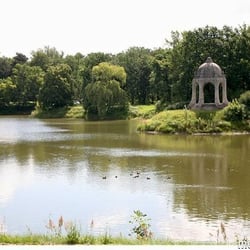 Rotounde Pavillion am Adolf Mittagsee
