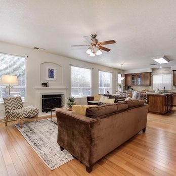 2020 Home Staging - Family room staged - Home Staging Near Me
