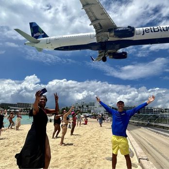 Maho Beach Sint Maarten - JetBlue landing over Maho Beach. - Beaches Near Me Maho Beach Sint Maarten - JetBlue landing over Maho Beach. - Beaches Near Me
