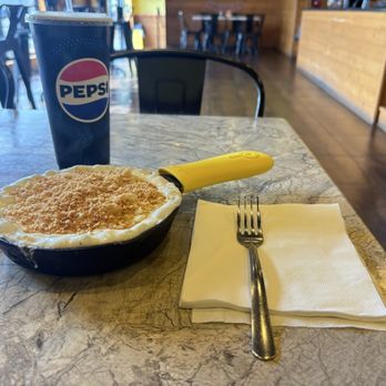 Mac N' Out Macaroni & Cheese - This was my sort of bland, macaroni and cheese. No plate, no spoon no potholder to put the very hot cast-iron on - American Near Me - Milford, Connecticut