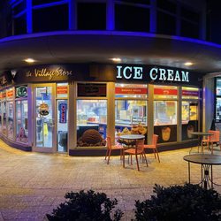 Yo Mama's Ice Cream & Pops Corn - Front of store
