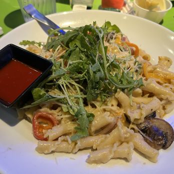 Dave & Buster's Auburn - King - Voodoo Pasta with Sriracha on the side - American Near Me - Auburn, Washington