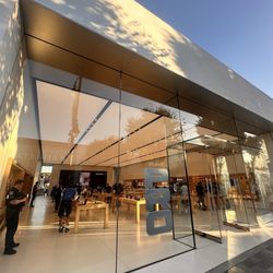 Apple Burlingame - Out front!