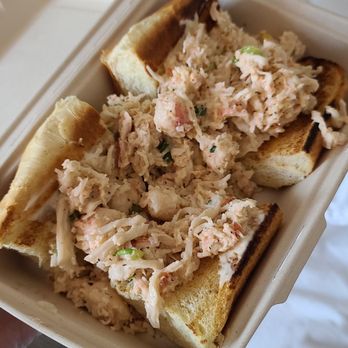 Splash Cafe - Lobster roll - American Near Me - Pismo Beach, California