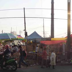 Tianguis de Las Torres - Entrada al tianguis desde Av. Tláhuac al atardecer.